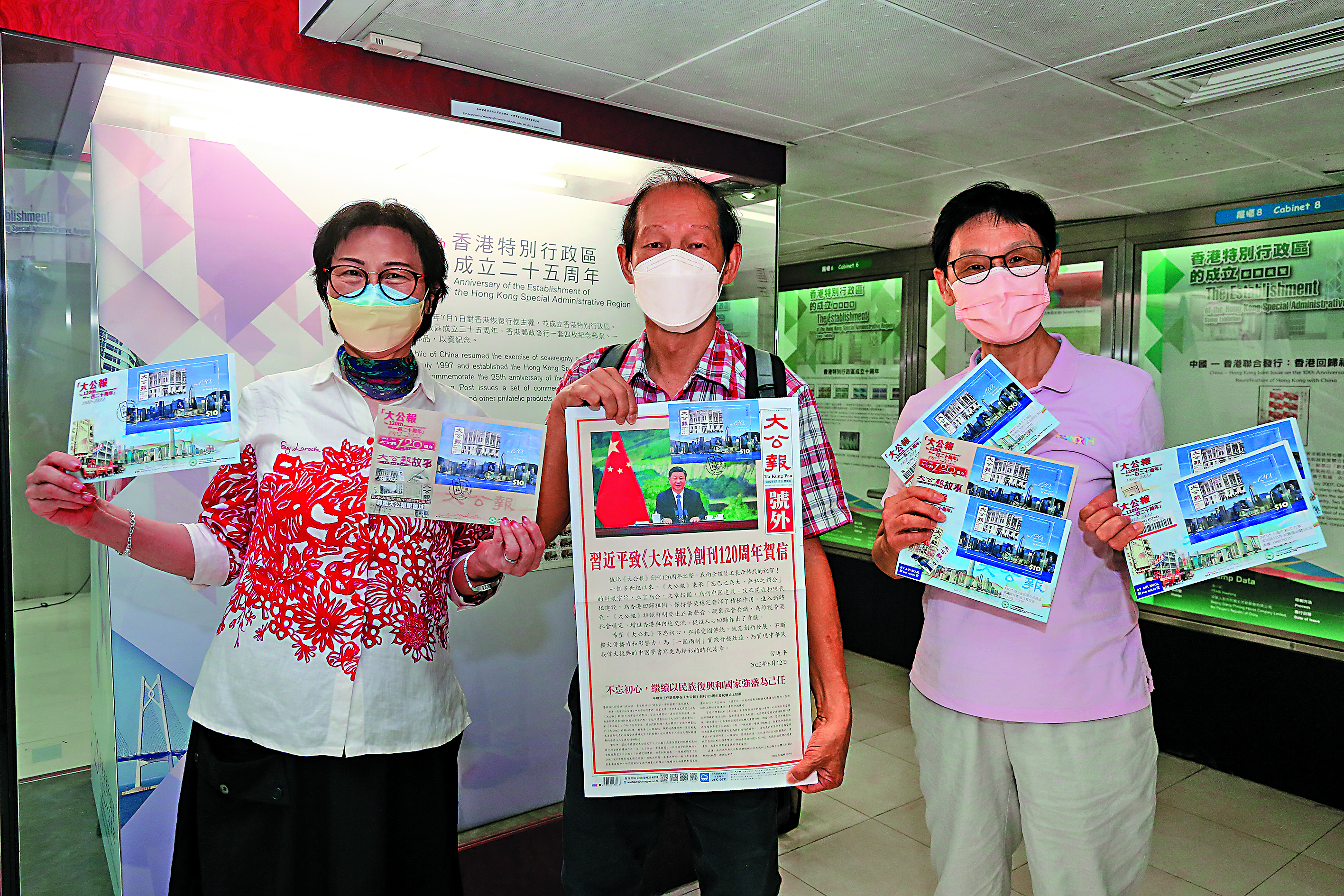 集郵迷溫白蒂及蕭諒興展示自己的「戰利品」。