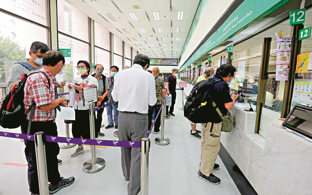 「大公報創刊一百二十周年」郵票小型張及相關郵品，昨日推出發售。不少集郵迷一早已在郵局排隊購買。