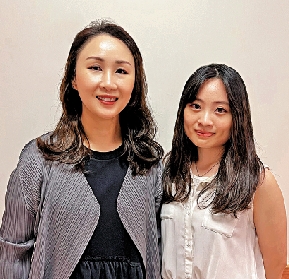 　　圖：潘昭頤教授（左）及梁曉如（右）講解中大研究結果。