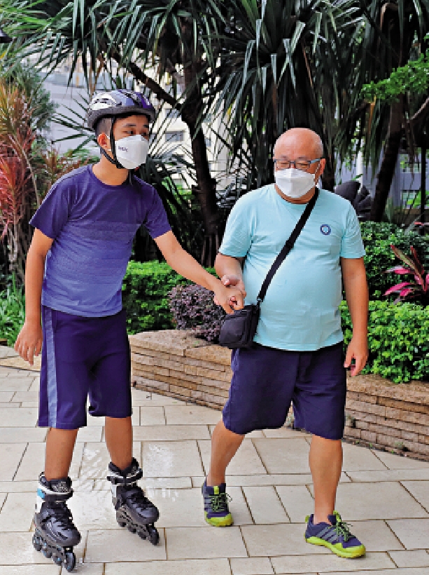 　　圖：陳建誠悉心照顧下，兒子方宇不但站起來，還學懂滾軸溜冰。