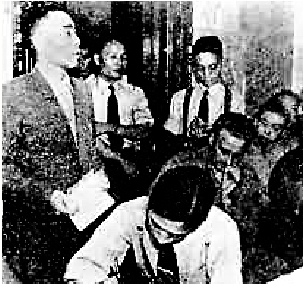 　　圖：1946年在南京梅園新村中共代表團工作時，范長江（左二）隨周恩來一起舉行記者招待會。