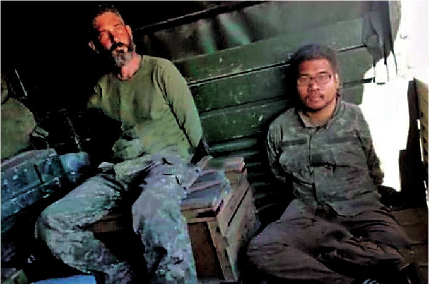 　　圖：兩名美國僱傭兵在一輛軍用卡車上、雙手被綁的照片在網上流傳。\網絡圖片