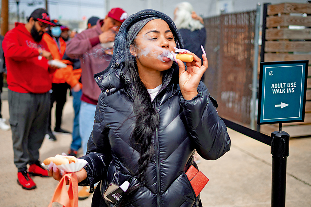 　　圖：美國監管部門出招管控煙草，圖為新澤西州青年吸食電子煙。\路透社
