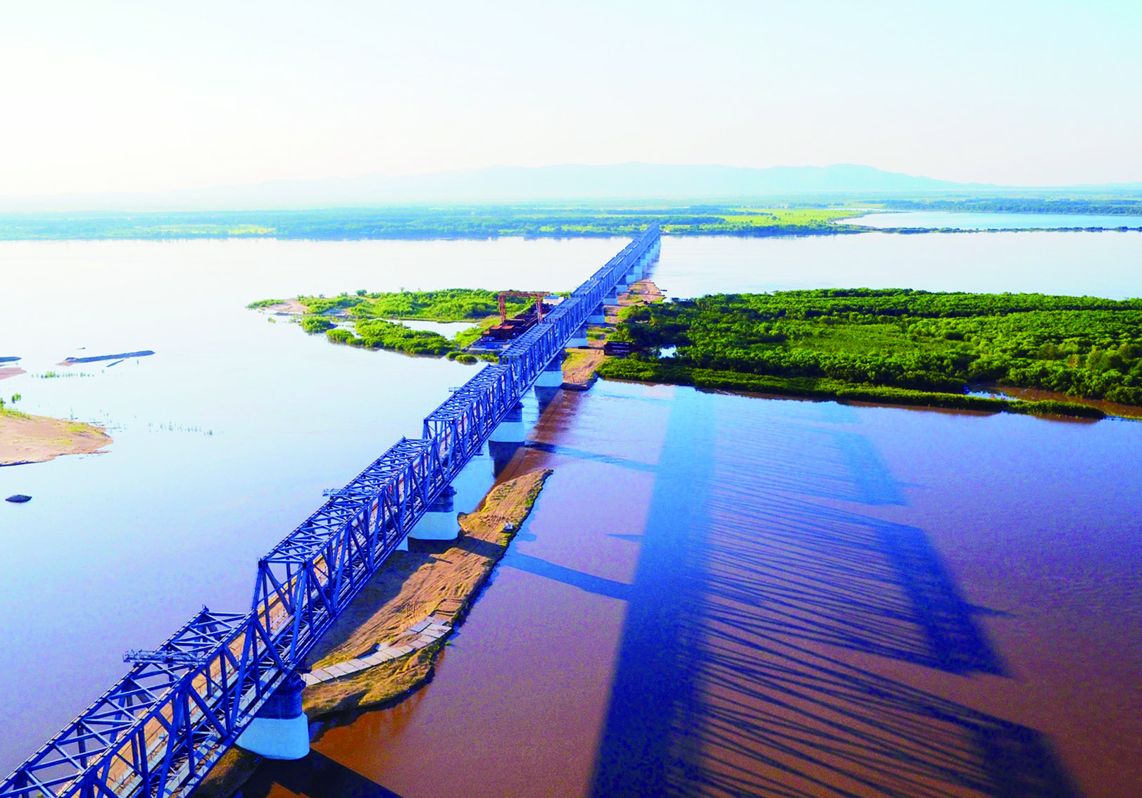 　　圖：中俄跨江鐵路大橋蓄勢待發。