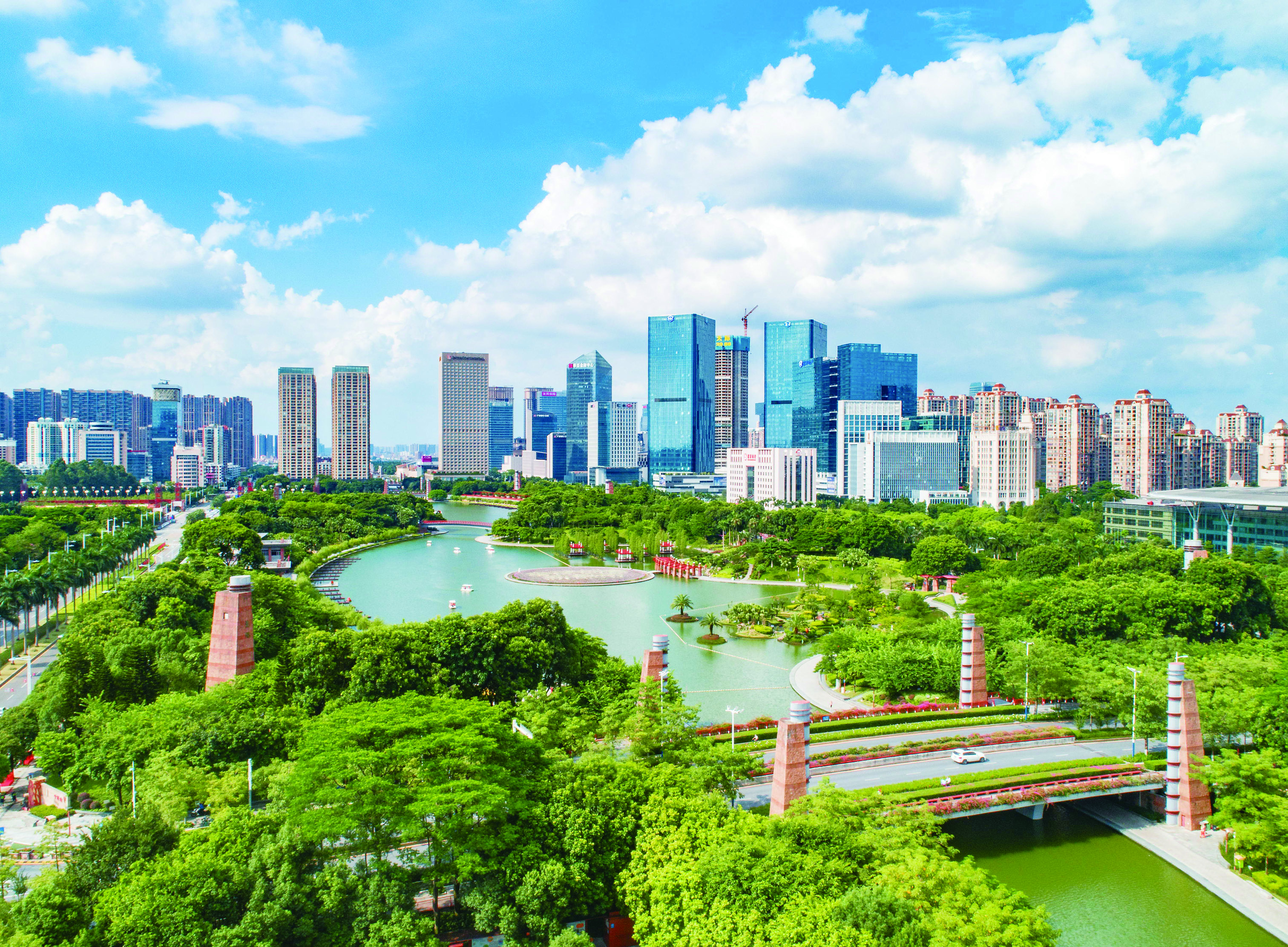 　　圖：南海區千燈湖高樓林立、翠湖環繞。