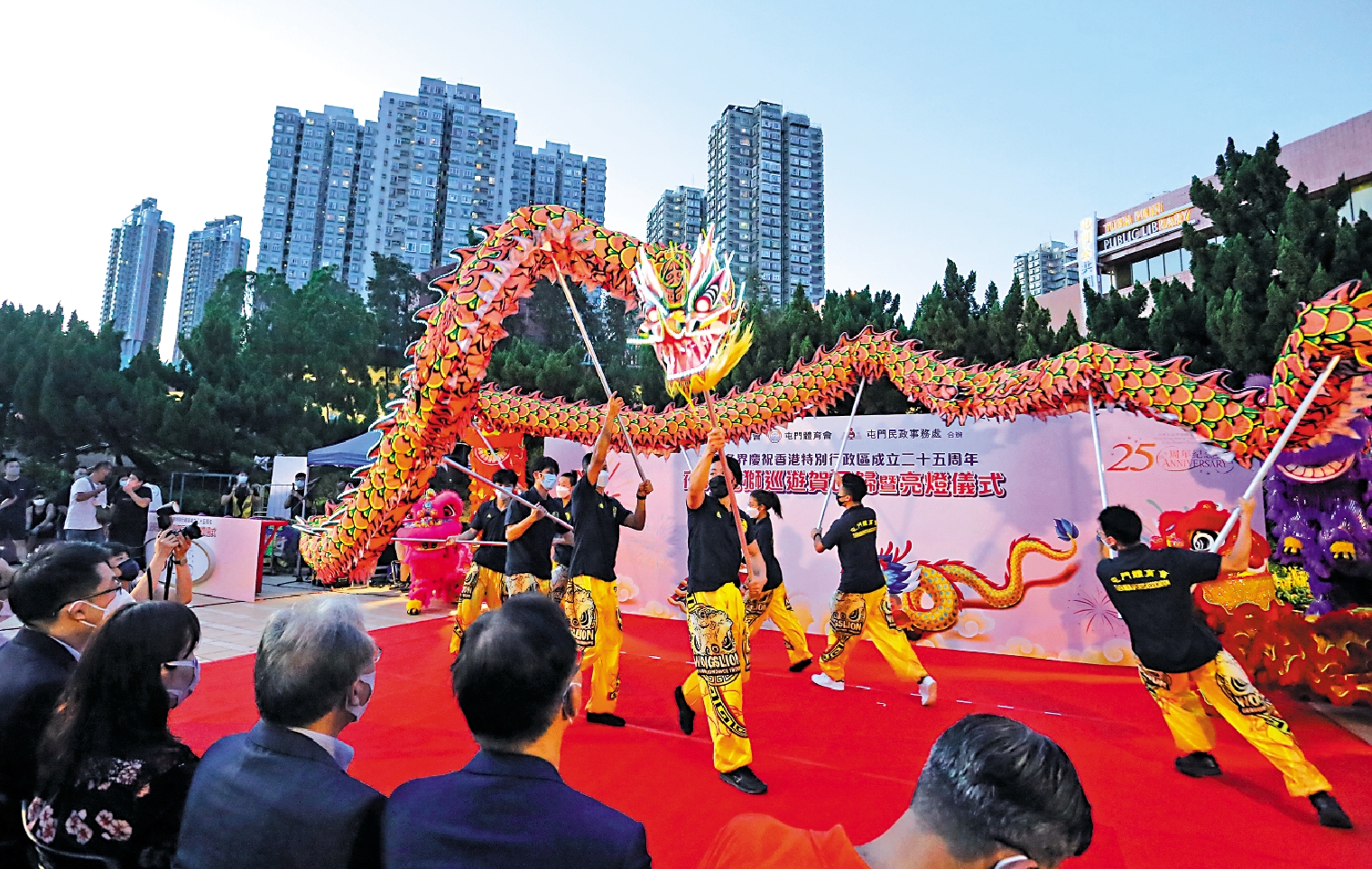 　　圖：屯門夜光龍獅巡遊，為居民送上祝福。