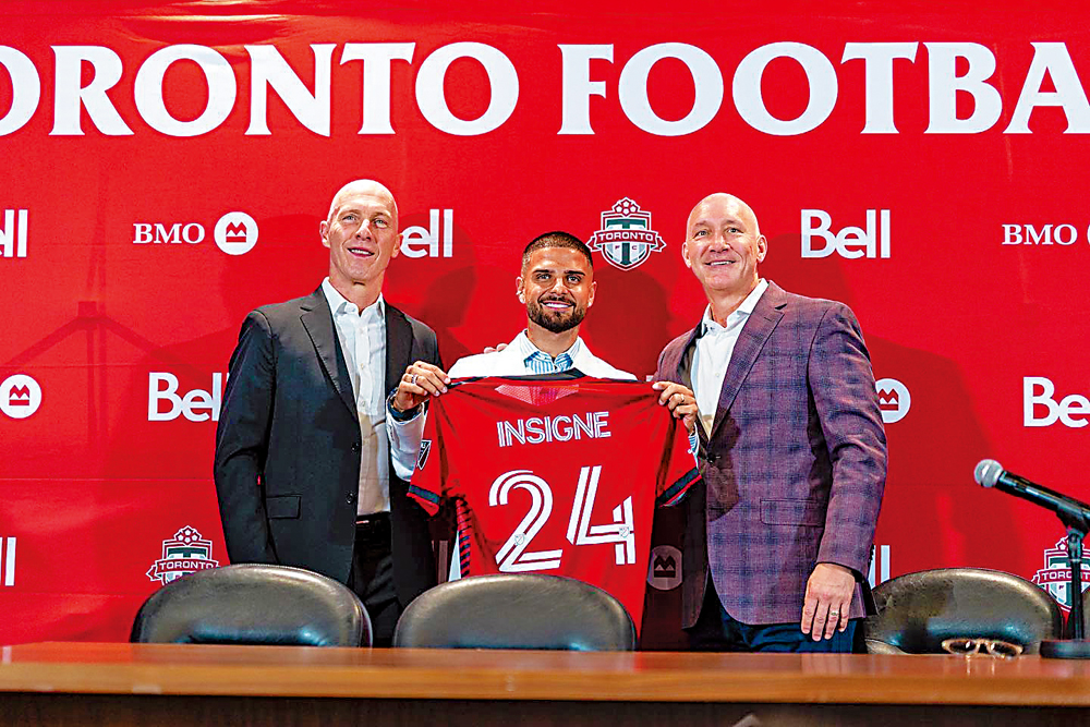 　　圖：意大利國腳恩斯治尼（中）正式加盟FC多倫多。\網絡圖片