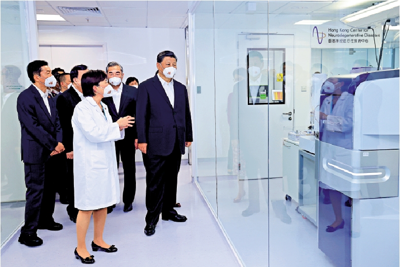 　　圖：6月30日下午，習近平主席來到香港神經退行性疾病中心，聽取中心研究團隊介紹在阿爾茨海默症診斷治療等方面取得的成績。/新華社