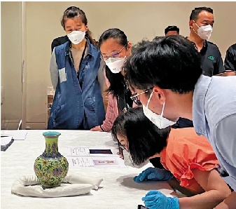 　　圖：文保人員和布展專家檢查抵達香港的文物。