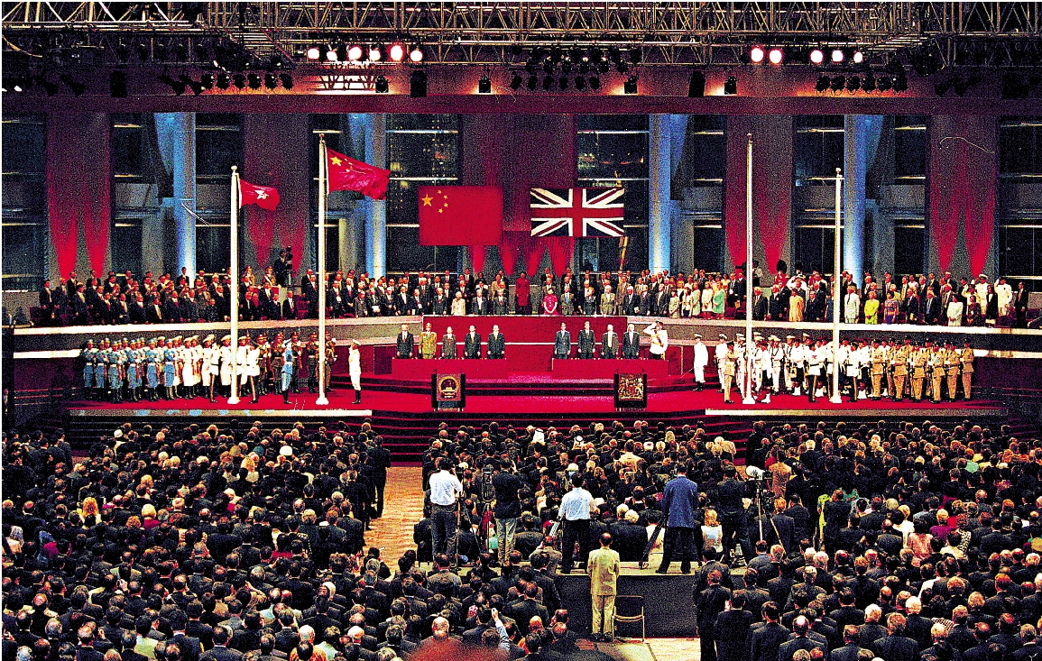 　　圖：1997年6月30日午夜，中英香港政權交接儀式在香港會議展覽中心舉行。圖為1997年7月1日零時過後，五星紅旗在交接儀式上升起，象徵着中國政府恢復對香港行使主權。