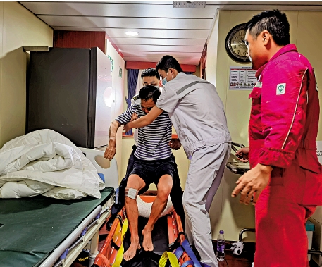 　　圖：昨日是「福景001」輪事故第三天，再有一名失聯人員獲救，該船員目前生命體徵穩定。