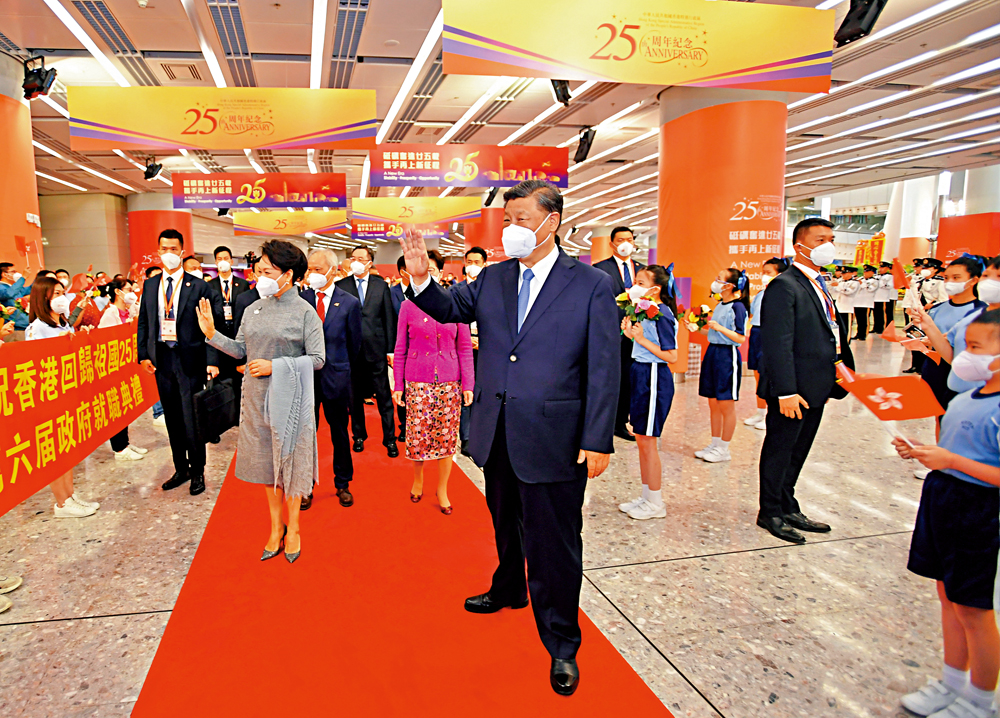 　　圖：中共中央總書記、國家主席、中央軍委主席習近平6月30日下午乘專列抵達香港，出席7月1日舉行的慶祝香港回歸祖國25周年大會暨香港特別行政區第六屆政府就職典禮。習近平和夫人彭麗媛向歡迎的人群揮手致意。