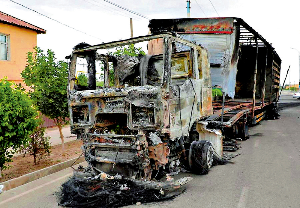 　　圖：一輛貨車3日在烏茲別克斯坦的騷亂中被燒毀。\路透社