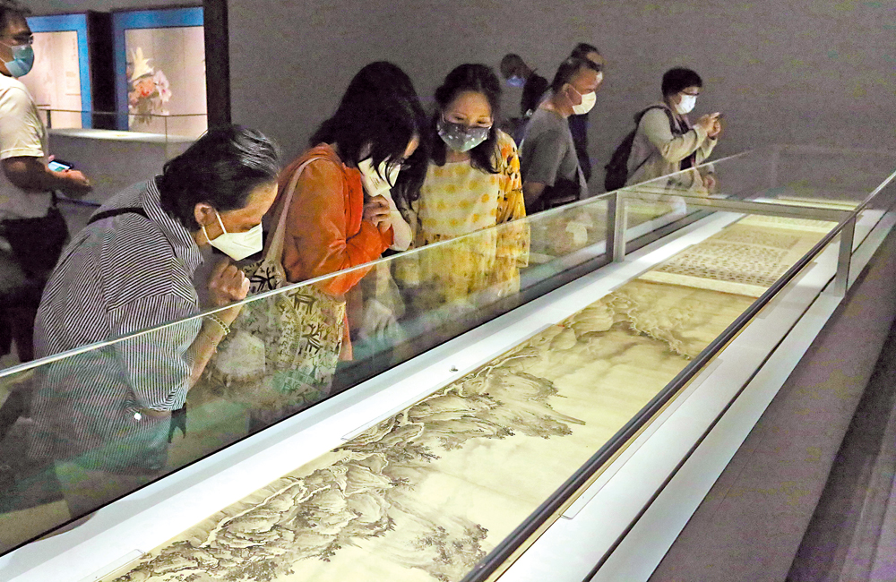 　　圖：「國之瑰寶——故宮博物院藏晉唐宋元書畫」展品限時展出，不少市民爭先前往觀賞。