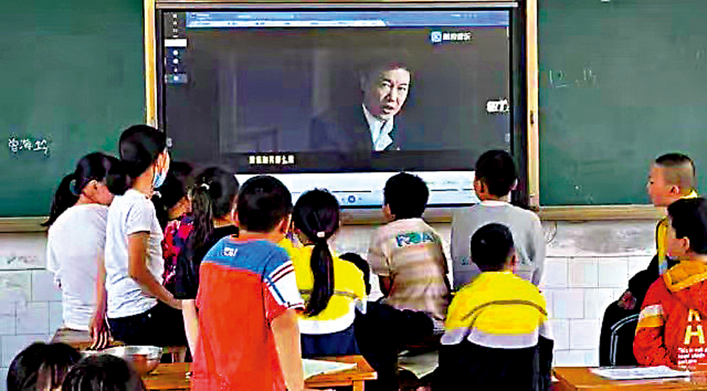　　圖：觀看《孤勇者》MV成為內地小學生的課間娛樂。\網絡圖片