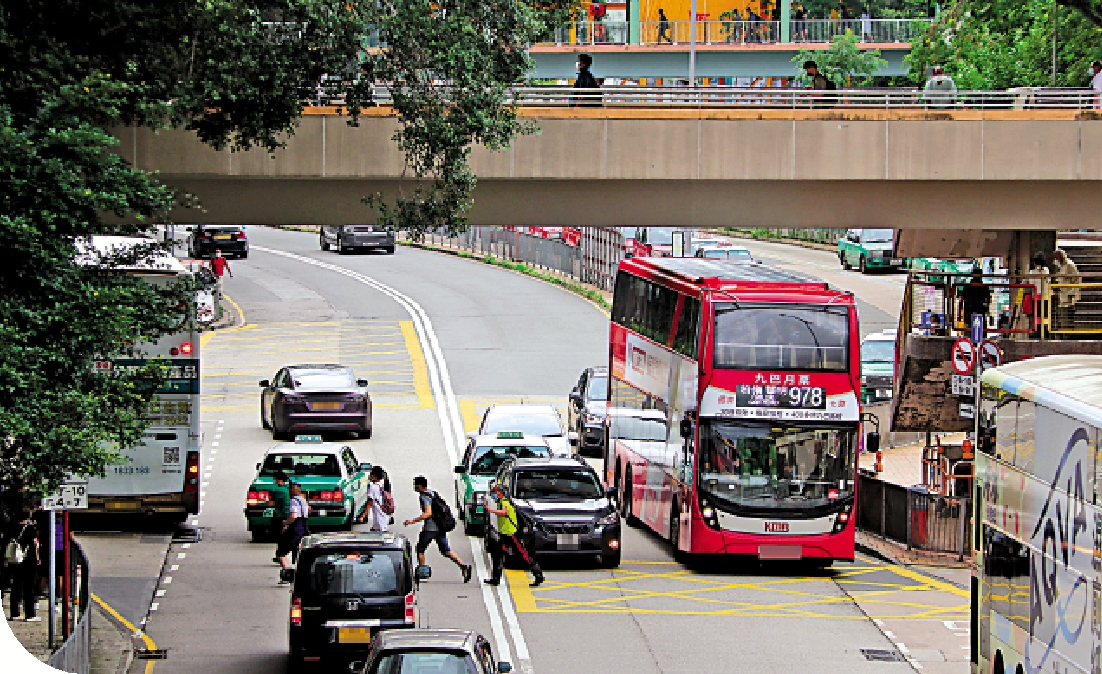 　　圖：市民棄用天橋，在車流不息的馬路上穿插。