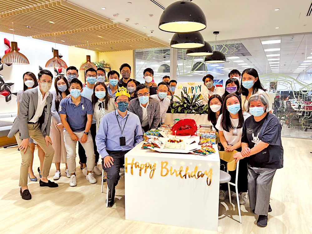 　　圖：港青吳崇溱（前左一）與香港同事一起慶祝生日。\受訪者供圖