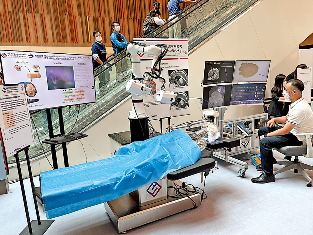 　　圖：微創腦手術的柔性內鏡機器人系統MicroNeuro，解決了顱內深部病變難以在微創前提下進行治療的這一國際醫學界難題。\大公報記者鍾怡攝
