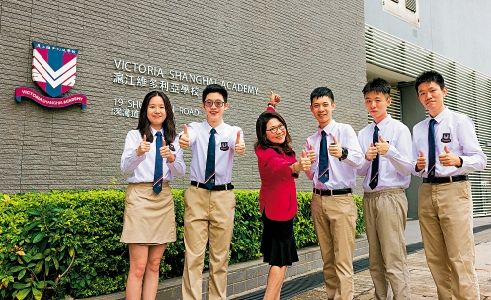 　　圖：滬江維多利亞學校總校長孔美琪（左三）與IB狀元及榜眼合照。