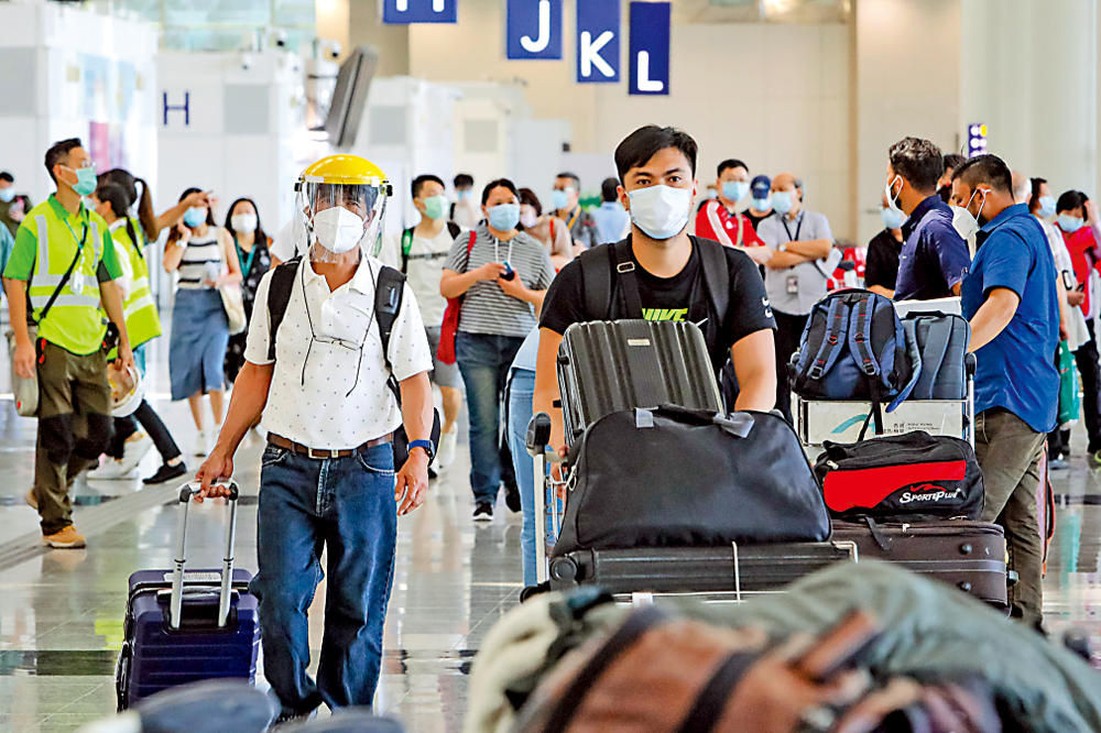 　　圖：疫情期間外遊，必須睇清楚保單的保障內容。
