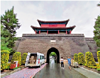 　　圖：宛平城內在布置花壇。/大公報記者馬曉芳攝