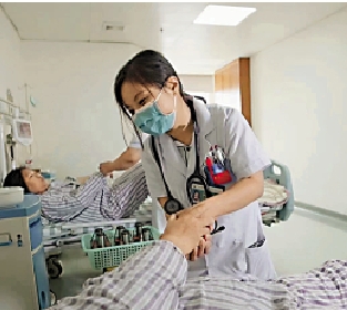 　　圖：盧卓君在中醫院實習時細心照顧病人。