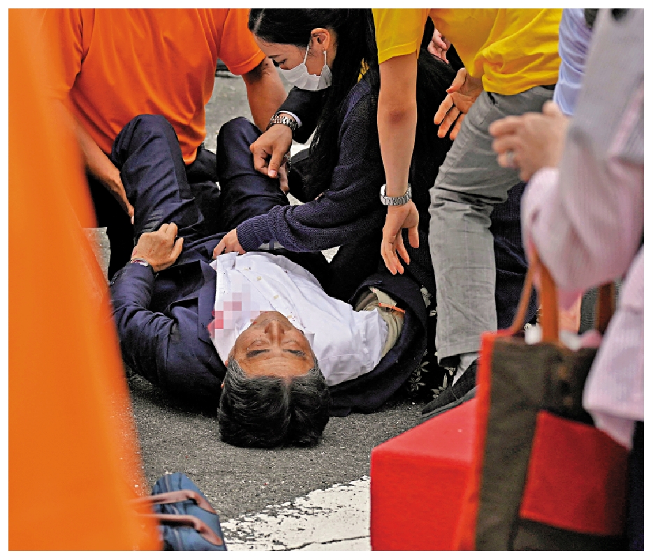 　　圖：日本前首相安倍晉三8日在奈良街頭中槍倒地，左胸皮下出血。\路透社