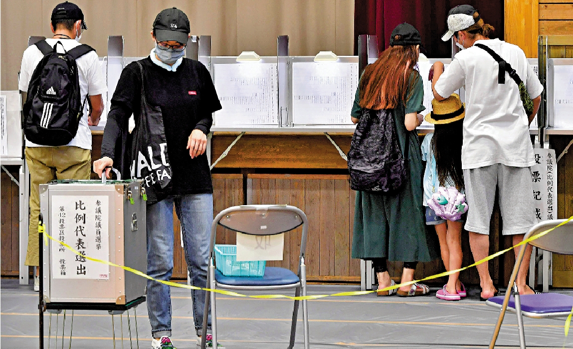 　　圖：日本選民10日在東京參加參議院選舉投票。\法新社