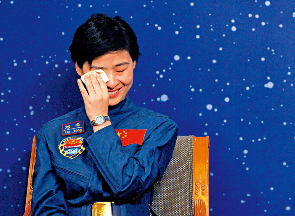 　　圖：2012年8月13日，天宮一號與神舟九號交接任務代表團訪港，航天員劉洋在播放介紹片段時感動落淚。