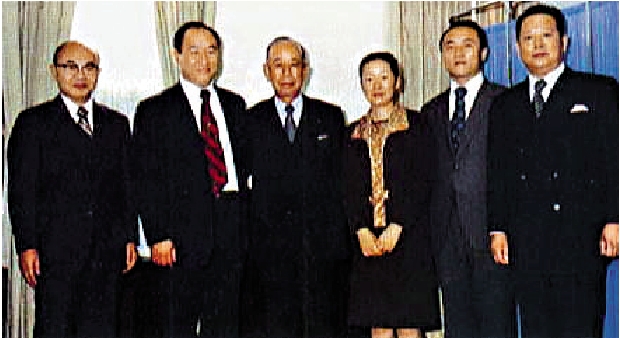 　　圖：1973年11月，岸信介（左三）與文鮮明（左二）和妻子韓鶴子（左四）等人合影。/資料圖片