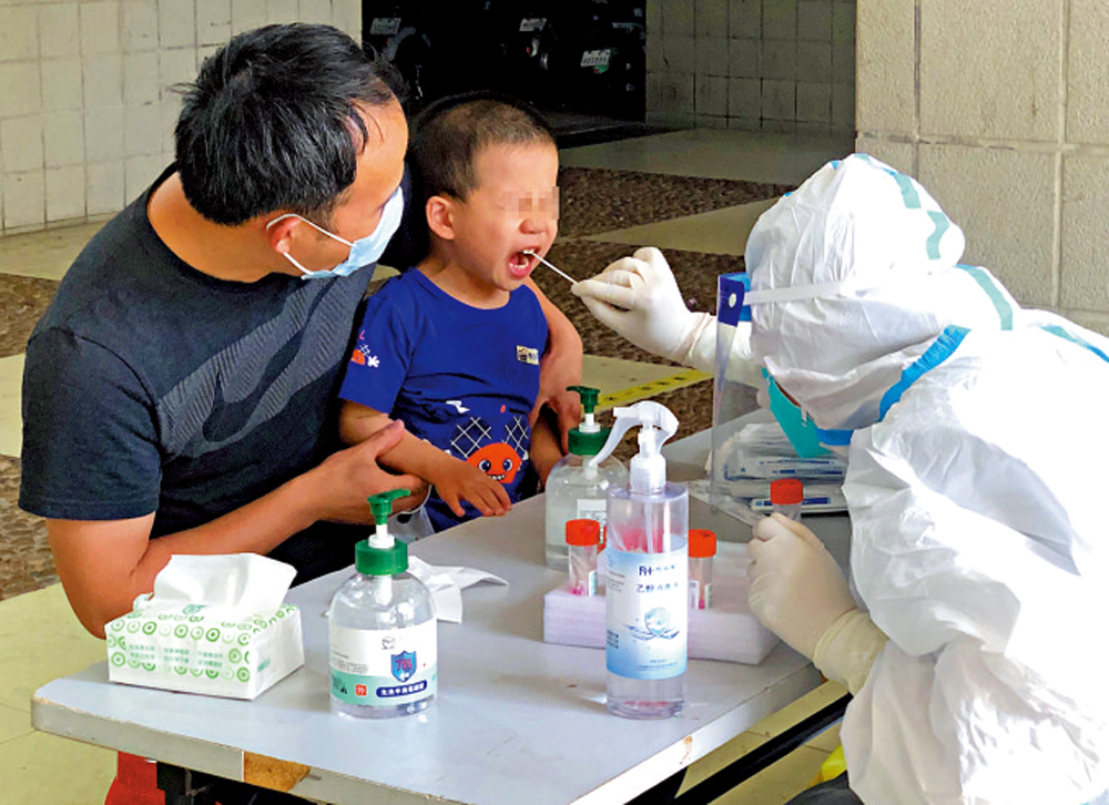 　　圖：廣東珠海新一輪疫情呈班級和家庭聚集性。圖為民眾做核酸檢測。\大公報記者方俊明攝