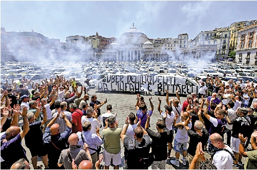 　　圖：意大利的士司機日前發起示威，反對政府同意引入更多競爭。\網絡圖片