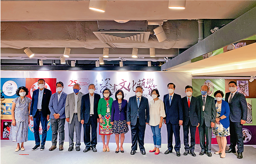 　　圖：李林麗嬋（左七）、余國春（右七）、彭徐美雲（左六）、麥美娟（右六）、黎棟國（左五）、盧文端（右五）、李少光（左四）、白韞六（右四）等嘉賓為活動開幕剪綵。