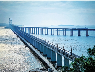 　　圖：列車經過京福高鐵重要延伸段，福平鐵路平潭海峽公鐵大橋。\中新社