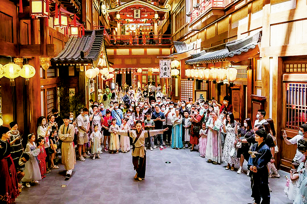 　　圖：長安十二時辰街區的雜技表演吸引大批市民觀看。