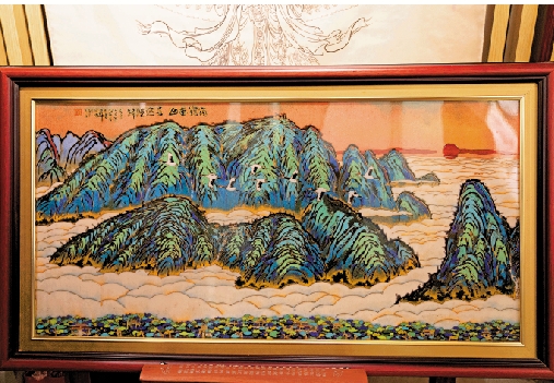 　　圖：山東省政府當年還製作了一批金絲鑲嵌重彩鏡畫，饋贈香港友人。