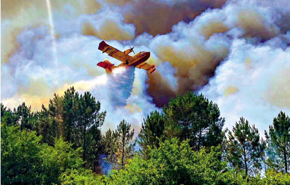 　　圖：加拿大航空公司的飛機16日在法國西南部協助滅火。\美聯社