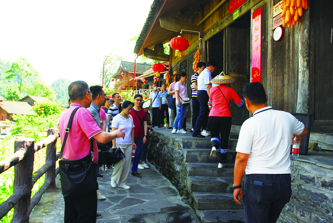 　　圖：儘管天氣炎熱，但十八洞村依舊遊人如織，人氣火爆。/傅春桂 攝