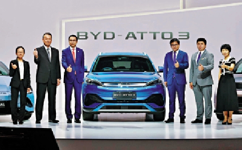 　　圖：比亞迪亞太汽車銷售事業部總經理劉學亮（左三）、比亞迪品牌及公關事業部總經理李雲飛（右三）、BYD AUTO JAPAN株式會社社長東福寺厚樹（左二）合作公布日本亮相元PLUS、海豚和海豹等三款車型。
