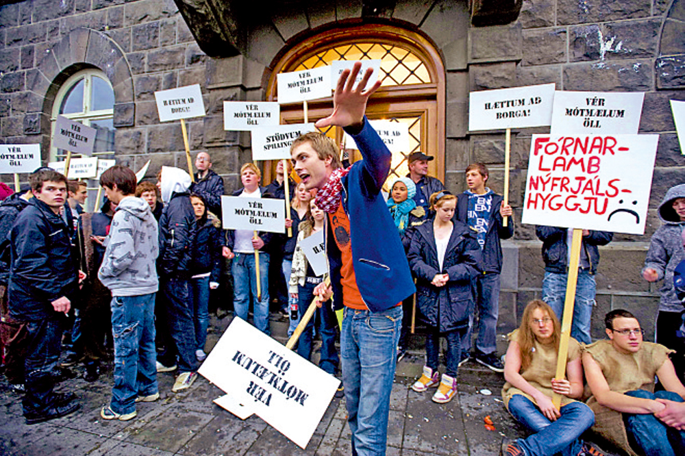 　　圖：冰島示威者2008年要求銀行公開財務危機情況。\資料圖片