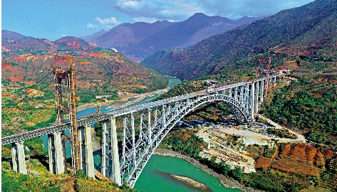　　圖：瀾滄江特大橋橫跨瀾滄江兩岸，是大理至瑞麗鐵路大保段的關鍵工程。\受訪者供圖