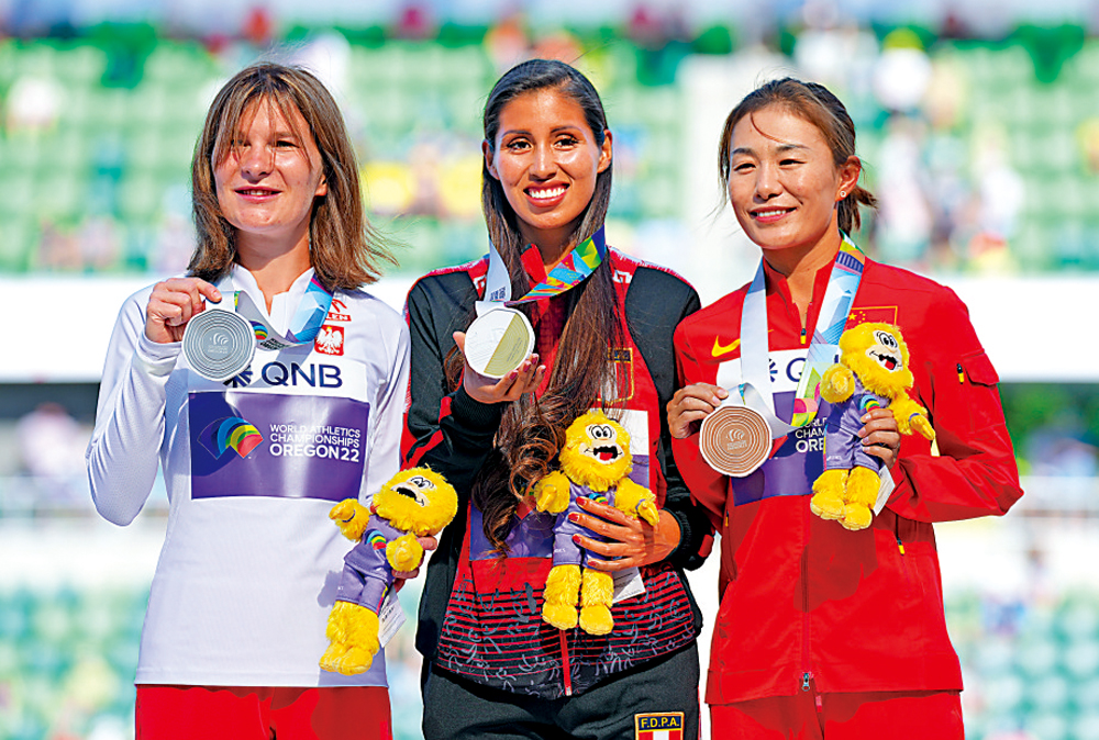 　　圖：中國選手切陽什姐（右）在女子35公里競走頒獎儀式上。\新華社