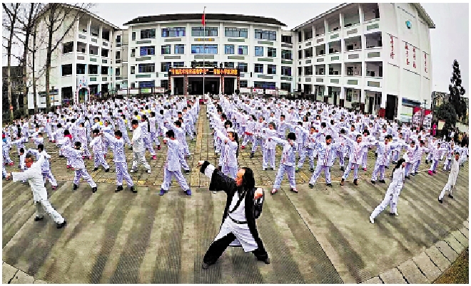 　　圖：劉綏濱帶領都江堰市青城小學師生練習青城太極。/受訪者供圖