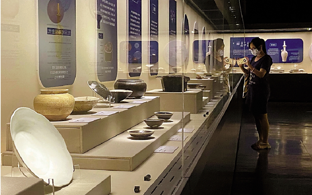 　　圖：市民在南越王博物院觀賞定窰瓷器展覽。