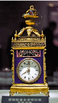 　　圖：廣東省博物館館藏的銅胎鎏金透明琺瑯花籃座鐘。