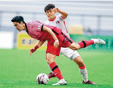 　　圖：港足的陳俊樂（後）阻止韓國的李濟赫進攻。\香港足總圖片