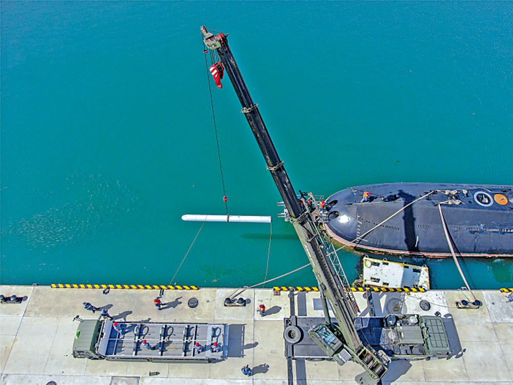 　　圖：今年3月，軍媒曝光了039B型潛艇進行鷹擊-18A潛艇導彈裝填的畫面。
