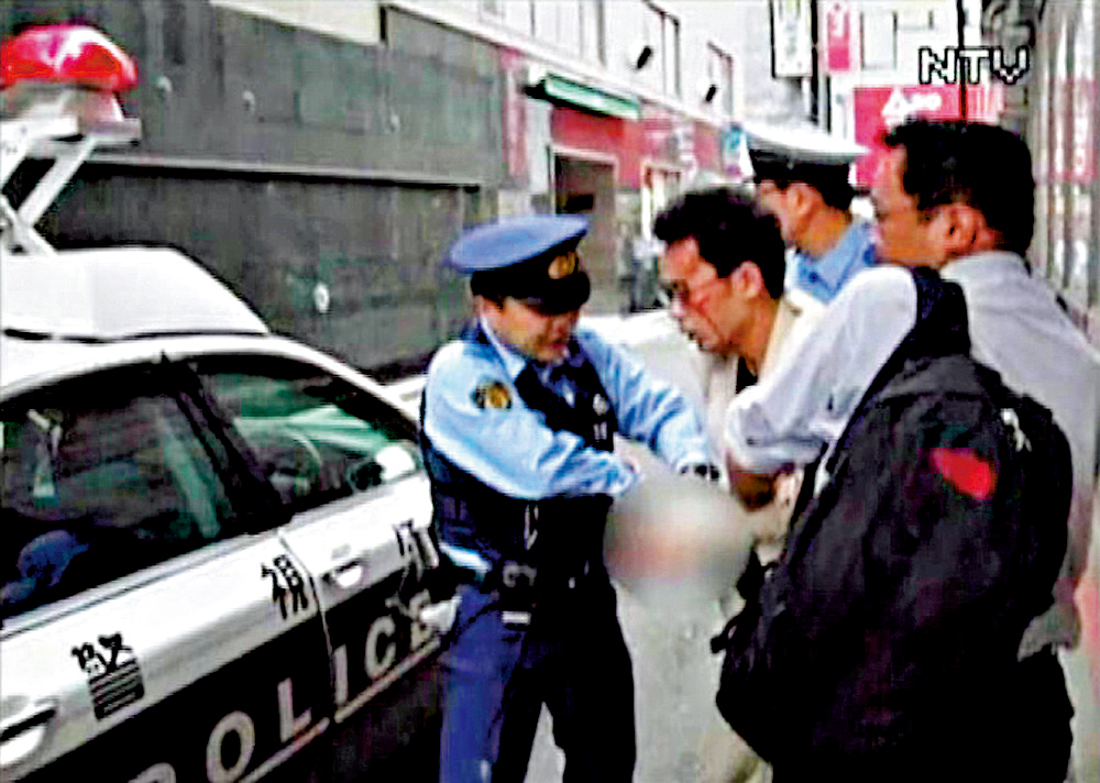 　　圖：日本警方2008年抓捕加藤智大（左二）時的畫面。\路透社