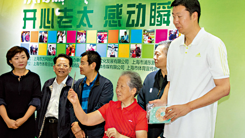 　　圖：洪南麗（右三）在2018年舉辦攝影展。