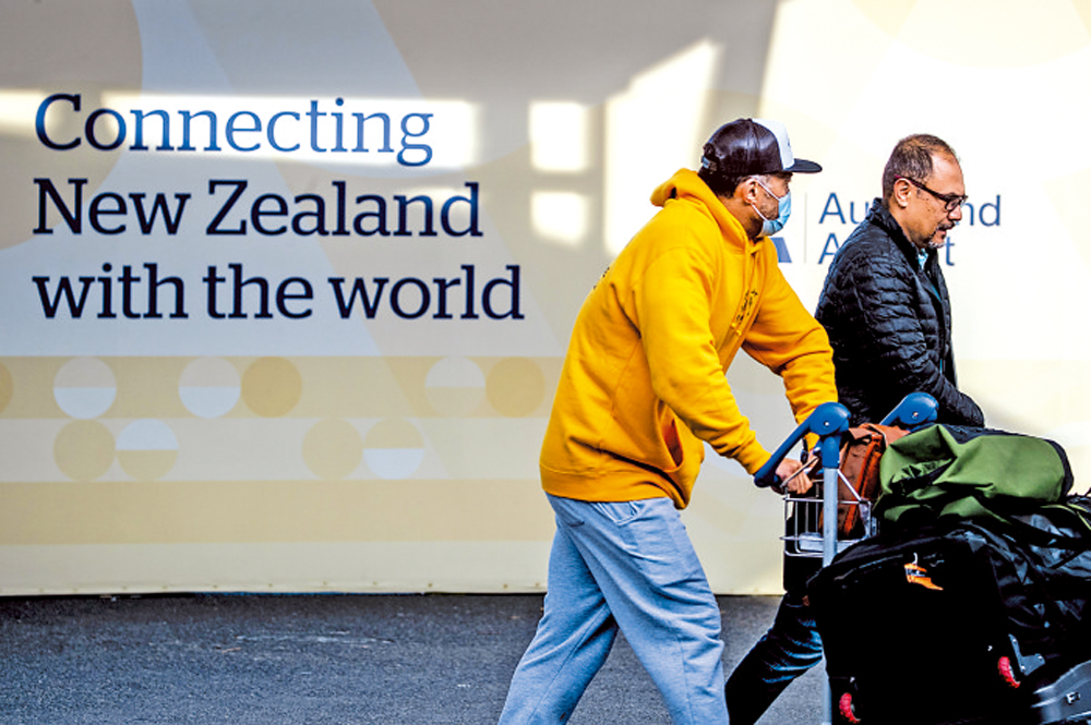 　　圖：今年3月新西蘭放寬入境限制後，乘客抵達奧克蘭機場。\美聯社